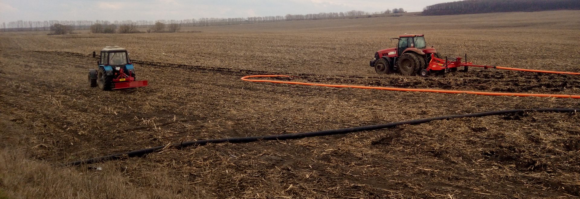 Движение трактора по полю с аппликатором