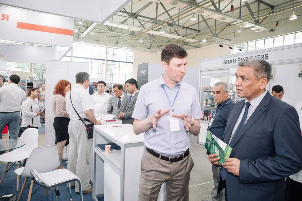 выставке AgriTek 2022 Uzbekistan - разговор с потенциальным клиентом
