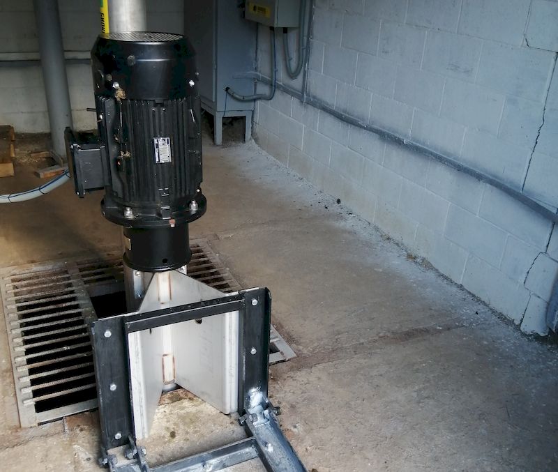 Полупогружной насос с электрическим двигателем