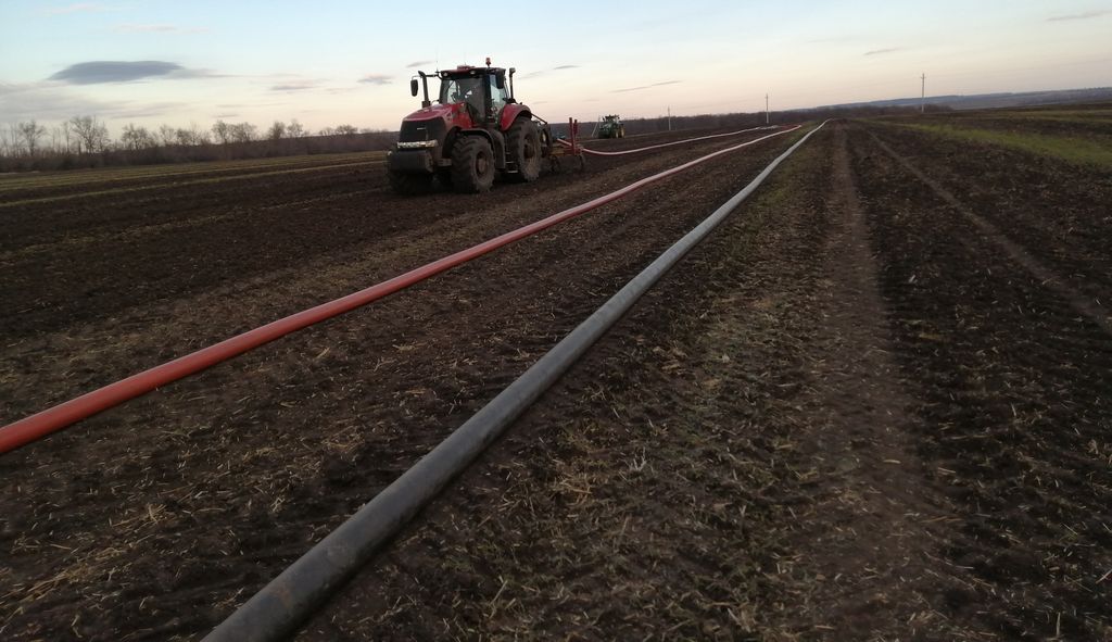 Внесение навоза внутрипочвенно в поля