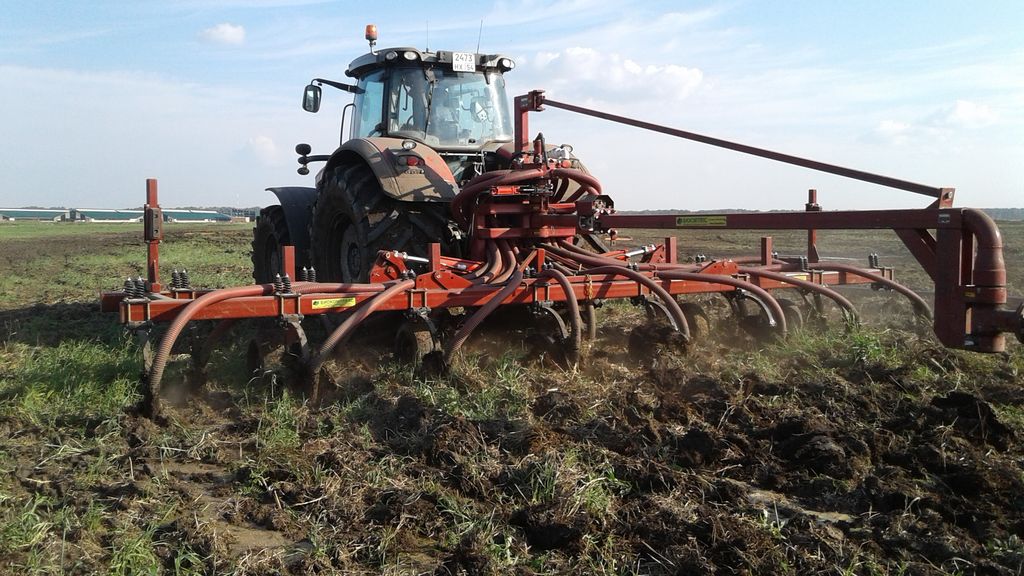 Внутрипочвенное внесения навоза инжектором культиватором