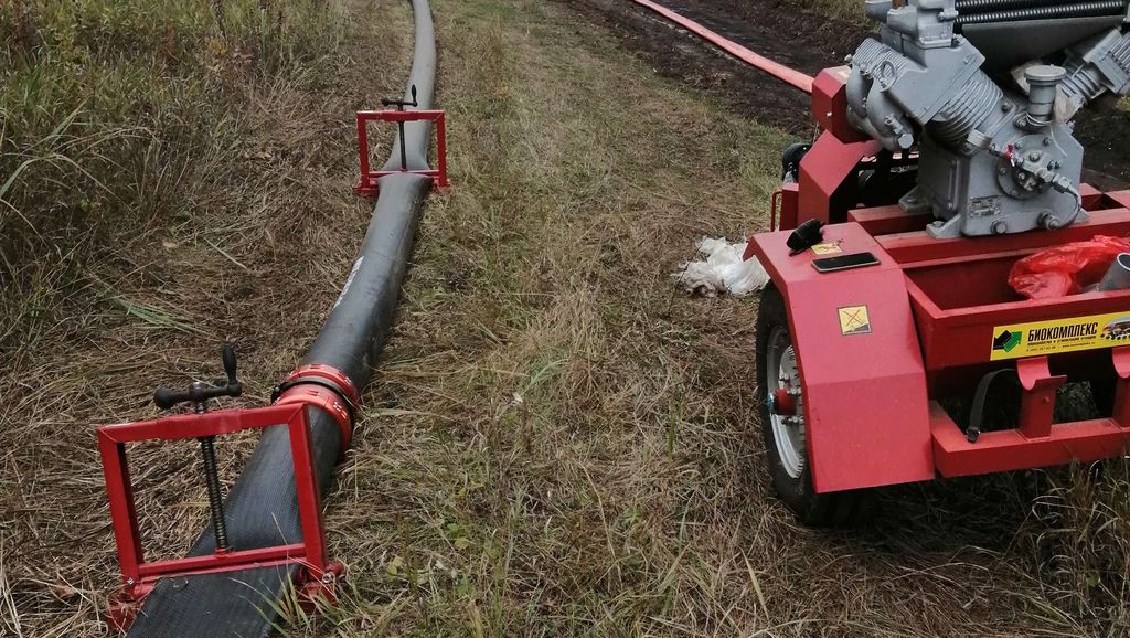 струбцина в работе, шланги зажаты