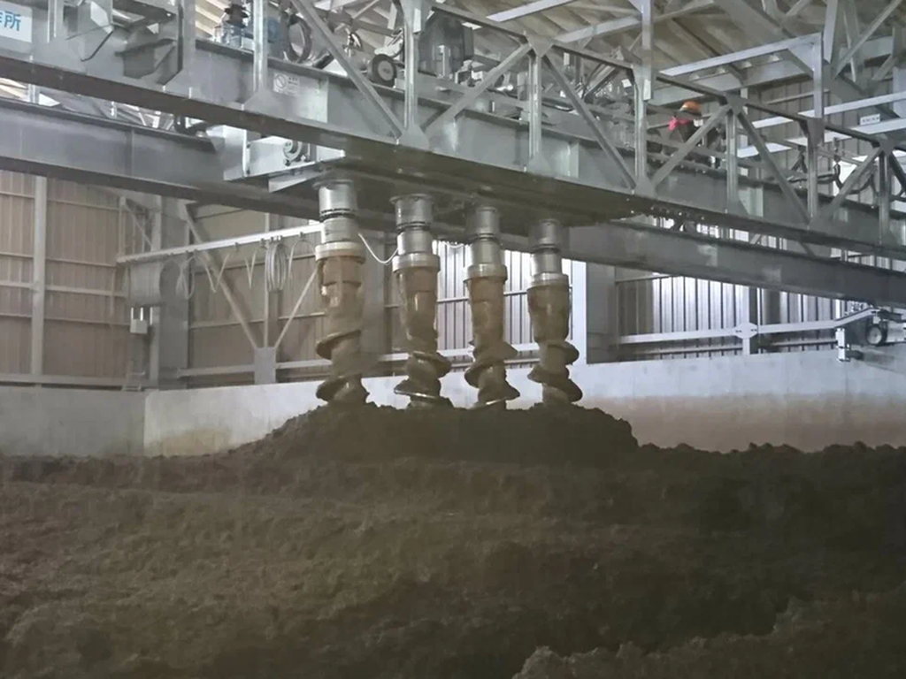 Туннельно-шнековая система компостирования в работе