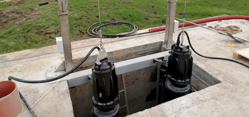 Погружной насос с режущим механизмом